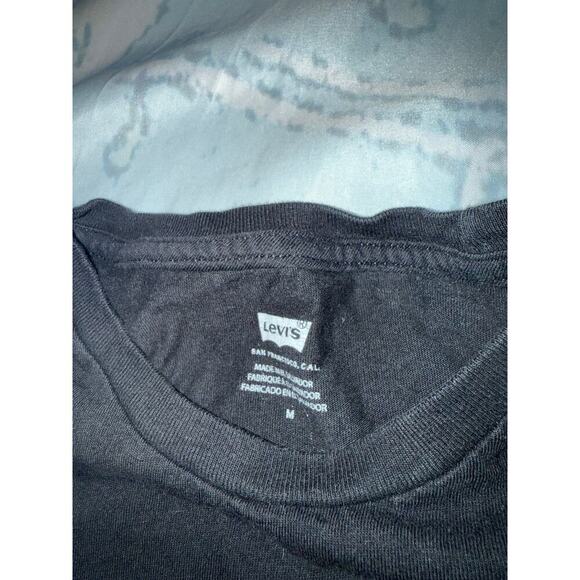 Levi's Classic T-Shirt - Comfortable & Stylish - Picture 2 of 3